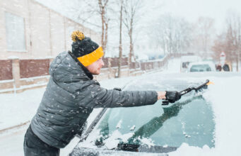 Motoristická príprava na zimu: kontrola vozidla na zimnú sezónu, zahŕňajúca kontrolu pneumatík, batérie a svetiel.