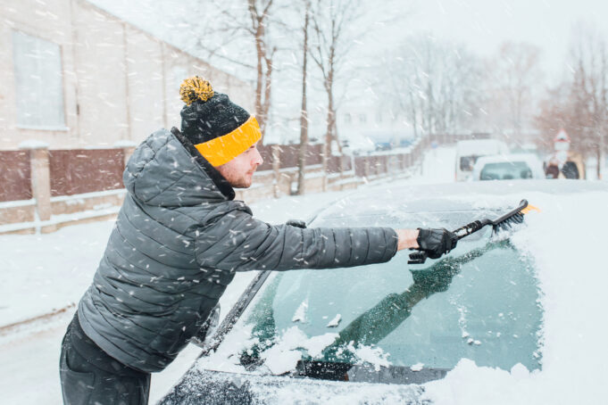 Motoristická príprava na zimu: kontrola vozidla na zimnú sezónu, zahŕňajúca kontrolu pneumatík, batérie a svetiel.